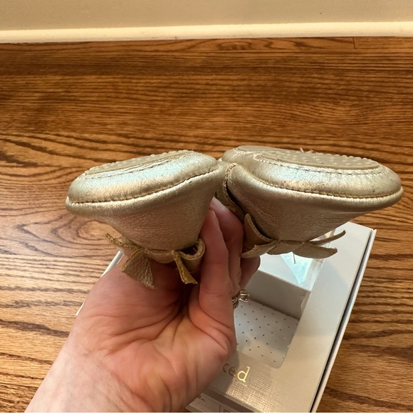 Freshly Picked Platinum Bow Mocc baby moccasins - Picture 5 of 8